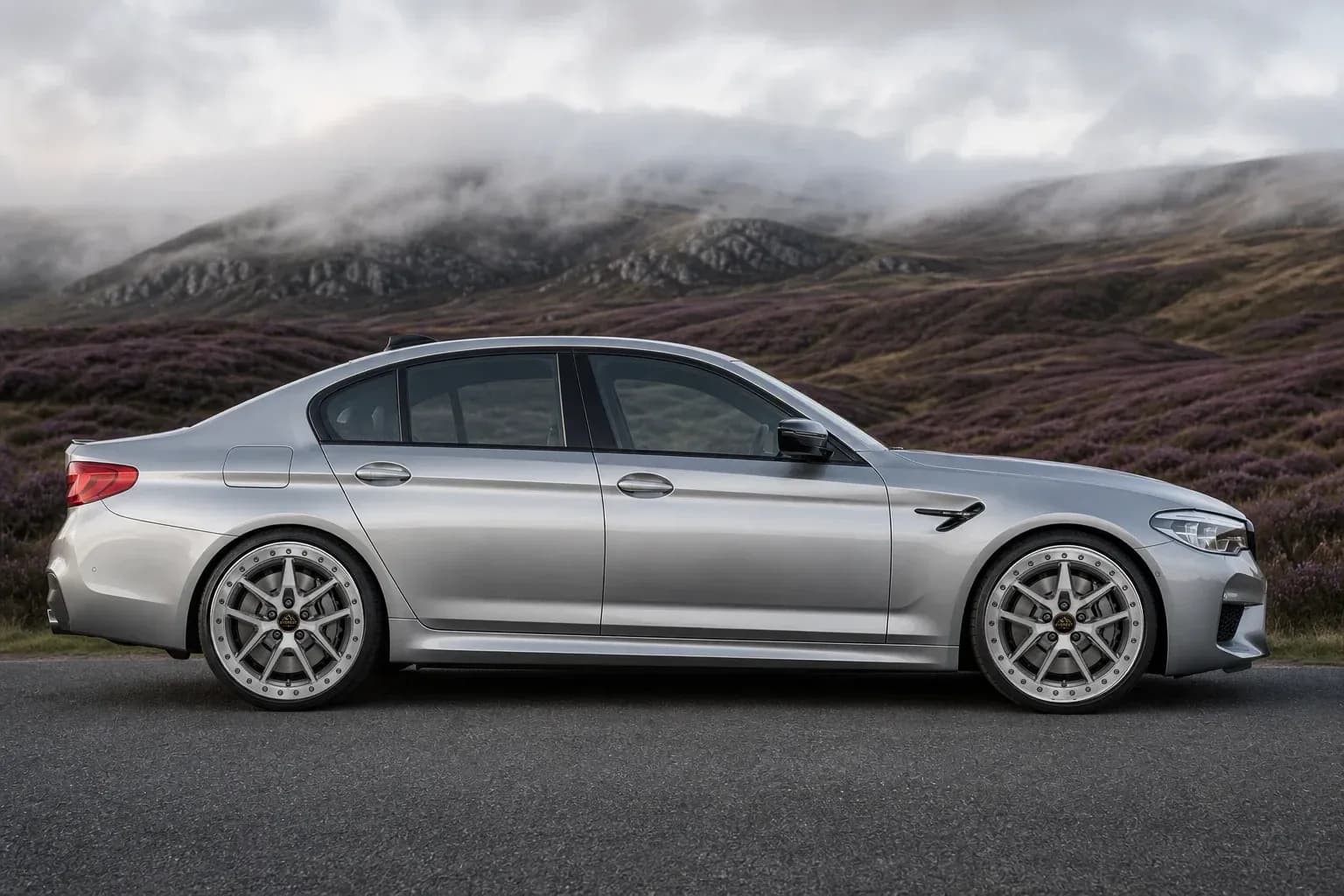 2020 BMW M5 with EW-O-BL-013 wheel, side profile view
