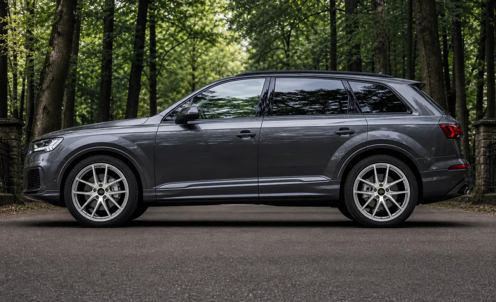 2020 Audi Q7 with EW-P-FF-004 wheel, side profile view