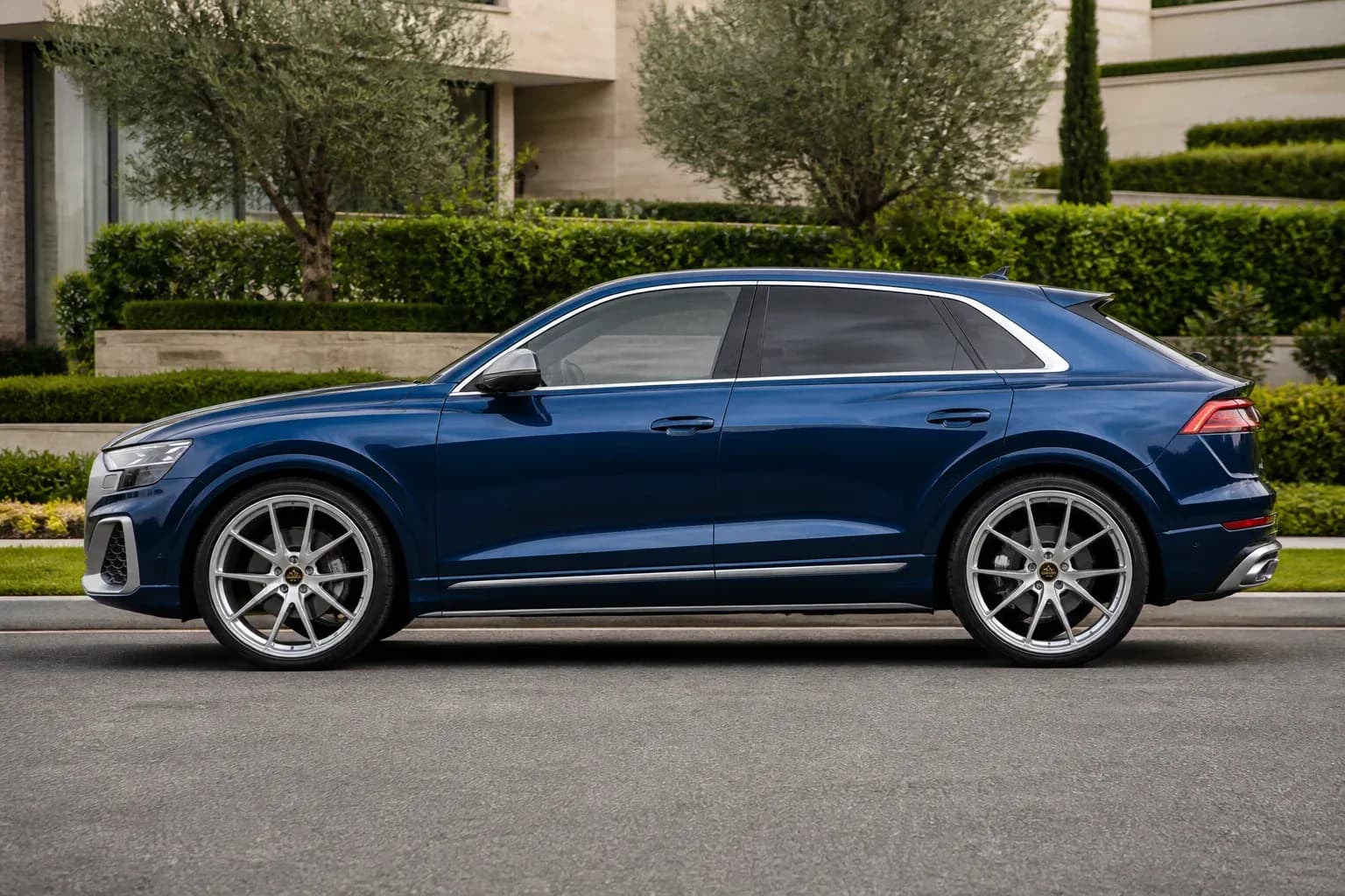 2019 Audi Q8 with EW-P-FF-004 wheel, side profile view
