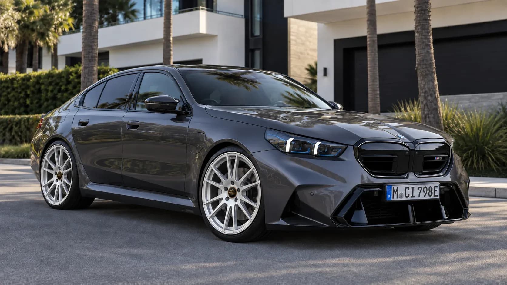 2025 BMW M5 with EW-P-FF-007 wheel, front right 45 view