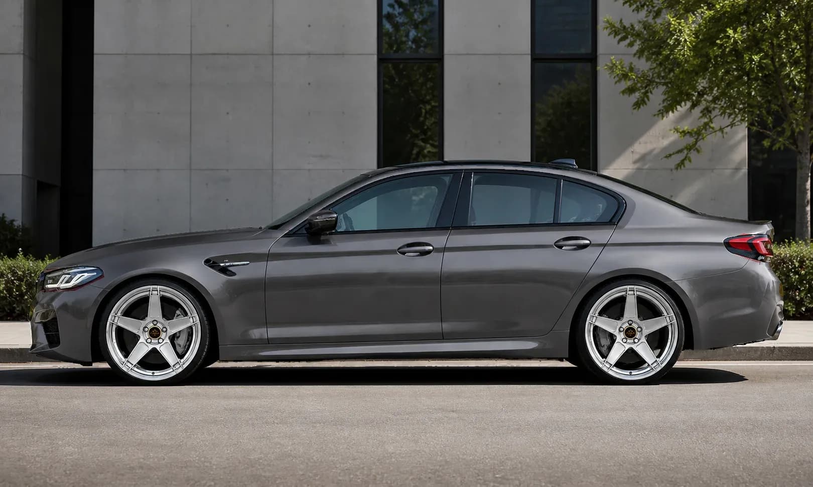 2018 BMW M5 with EW-P-MF-001 wheel, side profile view
