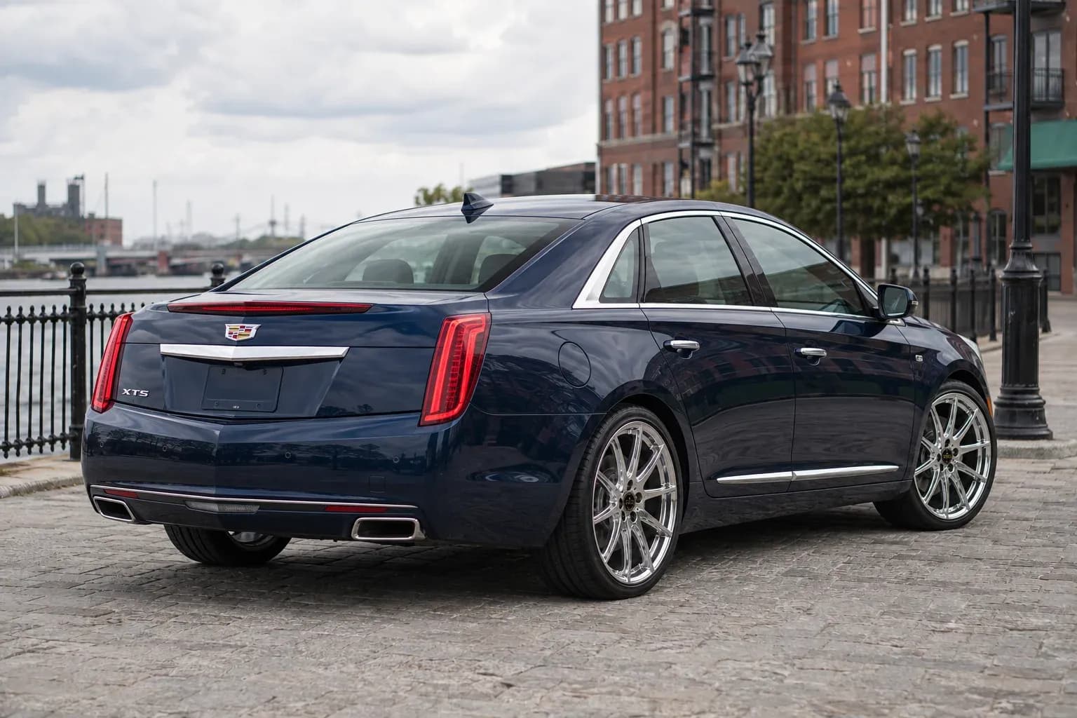 2016 Cadillac XTS with EW-P-MF-039 wheel, rear right 45 view