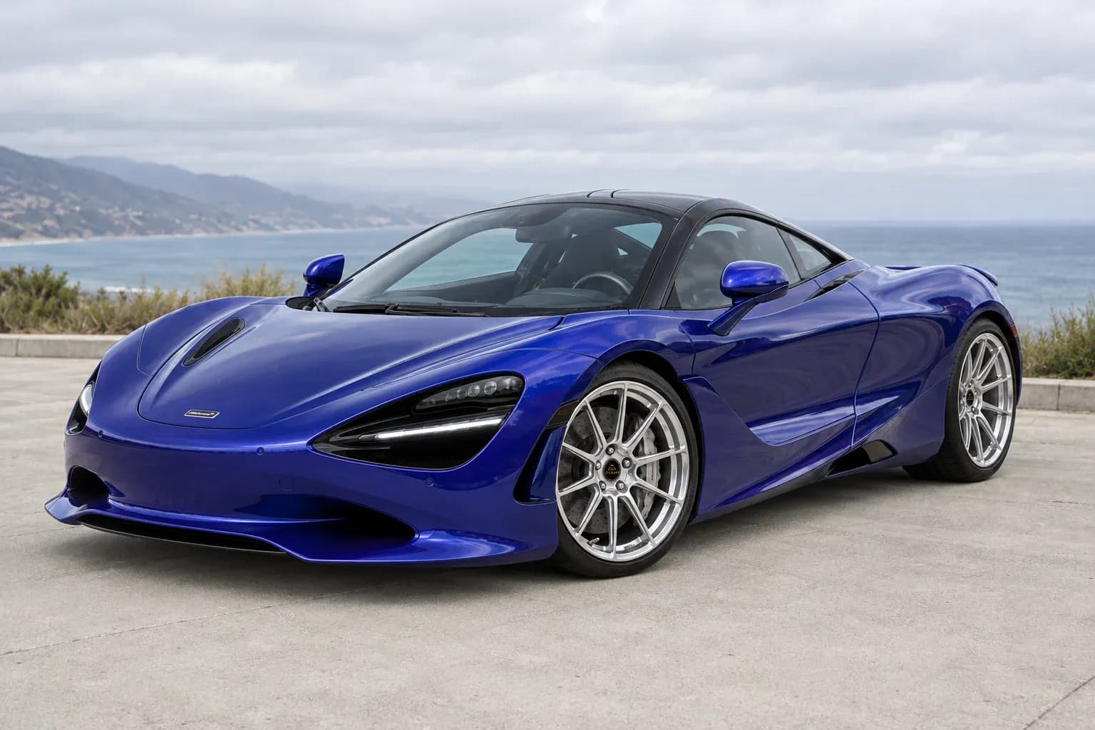 2024 McLaren 750S with EW-P-MF-041 wheel, front right 45 view