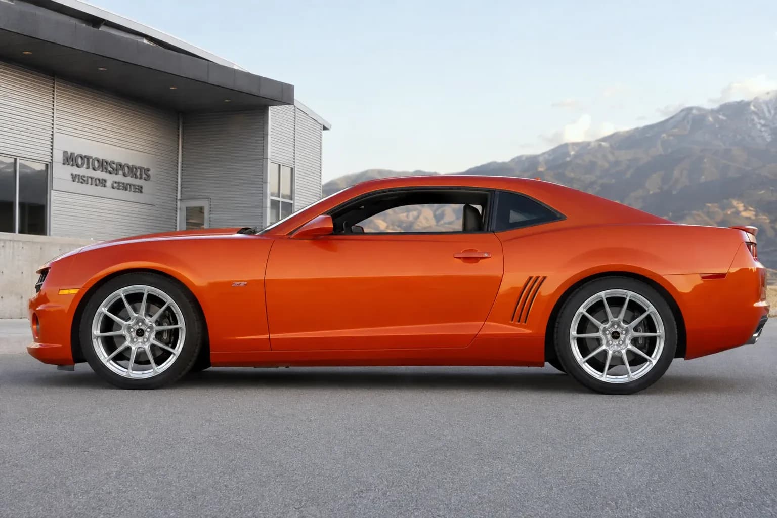 2010 Chevrolet Camaro with EW-P-MF-043 wheel, side profile view
