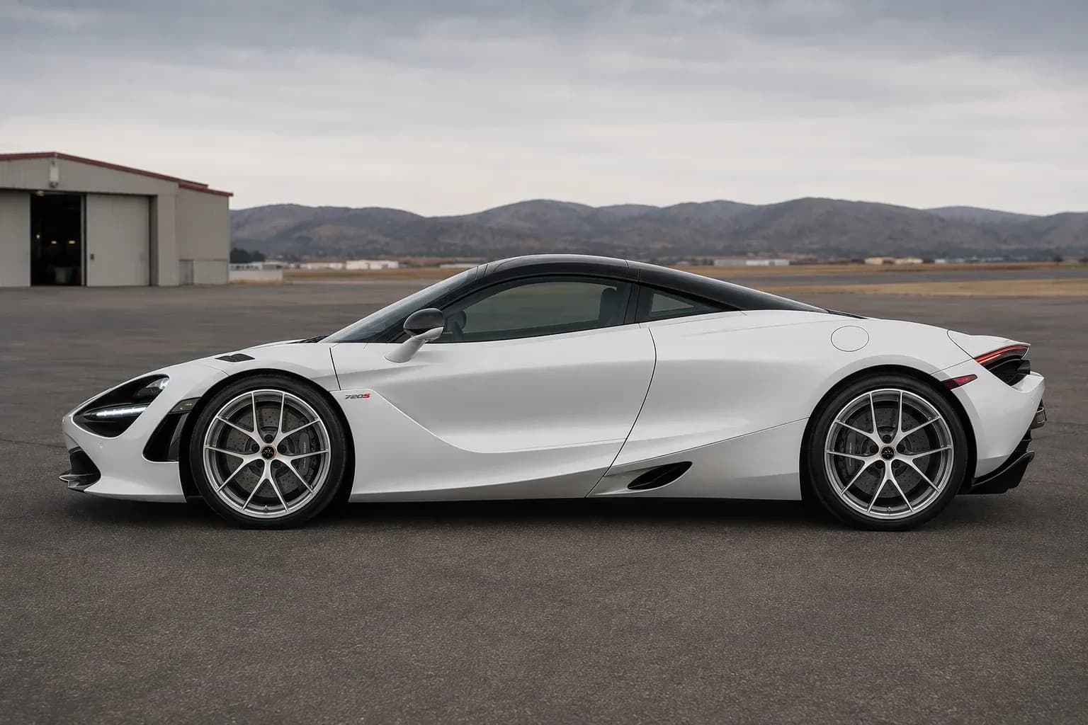 2017 McLaren 720S with EW-P-MF-050 wheel, side profile view