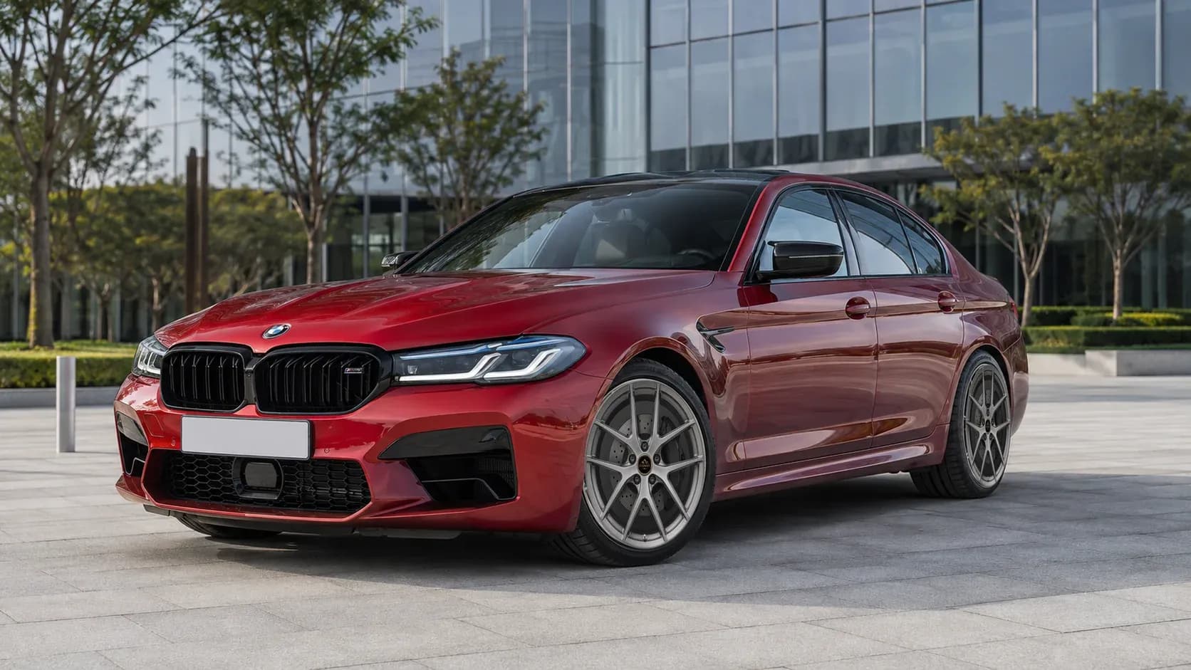 2021 BMW M5 with EW-P-MF-052 wheel, front right 45 view