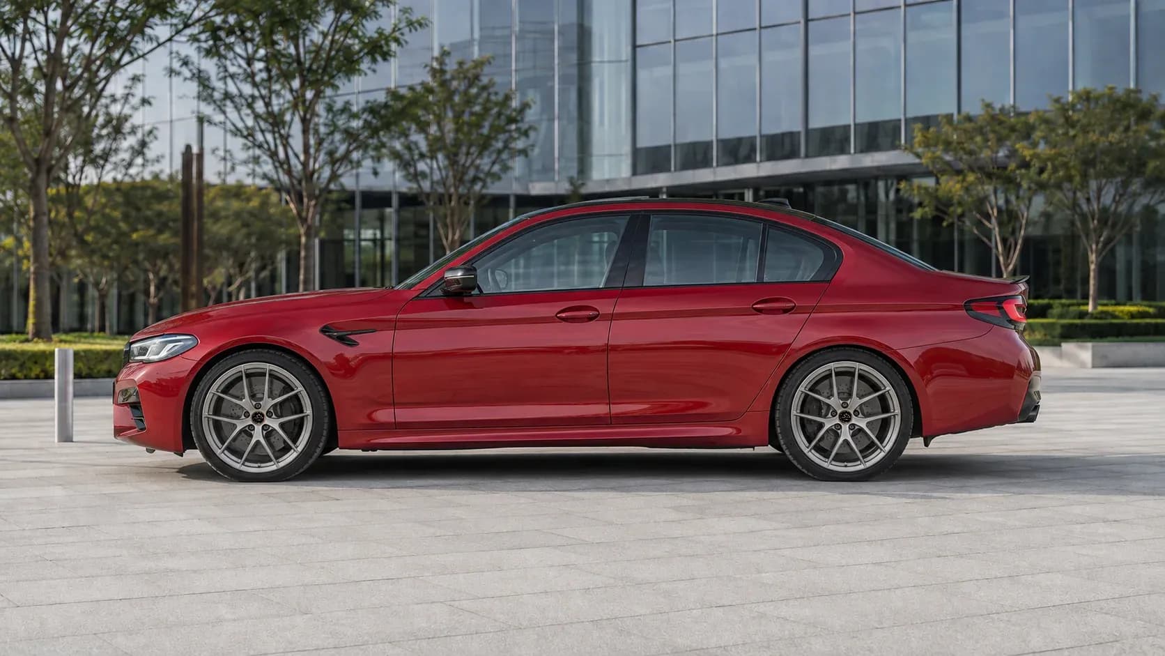 2021 BMW M5 with EW-P-MF-052 wheel, side profile view