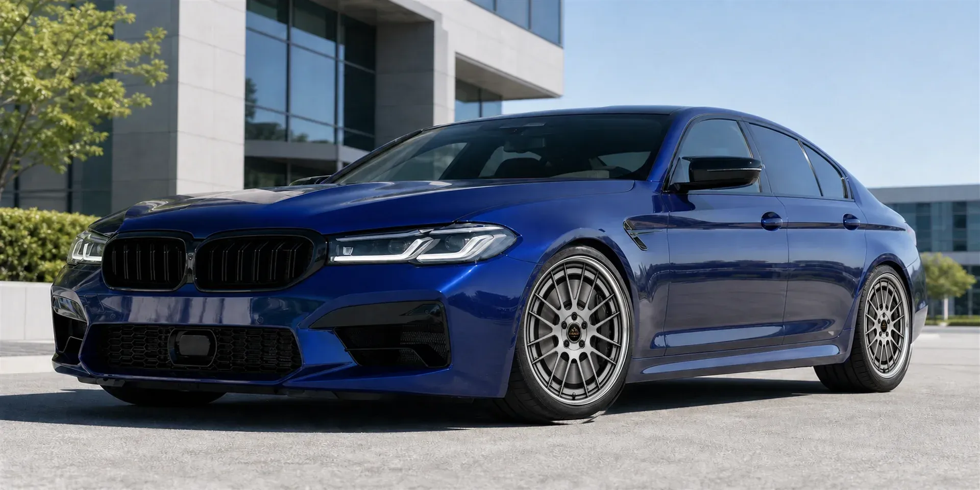 2020 BMW M5 with EW-P-MP-020 wheel, front right 45 view