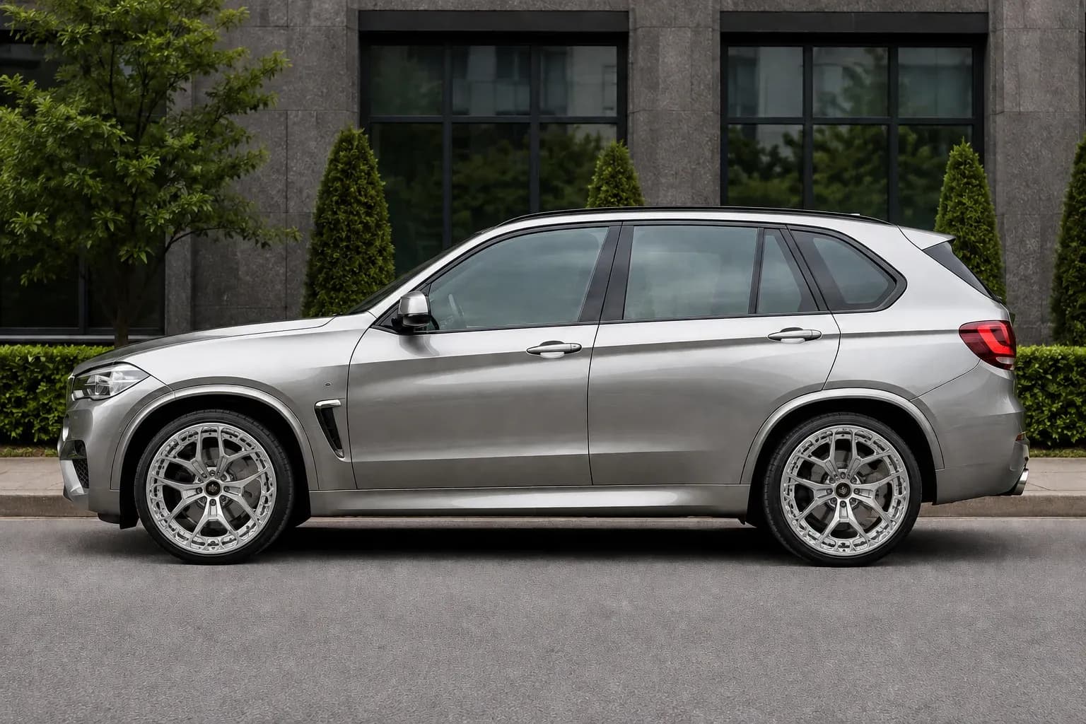 2015 BMW X5 M with EW-S-MF-003 wheel, side profile view